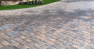Укладка тротуарной плитки на кладбище в Гае в октябре