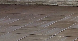 Бетонная брусчатка двора в Гае в октябре