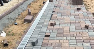 Профессиональная укладка плитки на улице в Гае в октябре