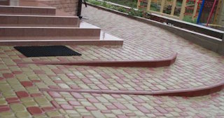 Укладка плитки на крыльцо в Гае в октябре