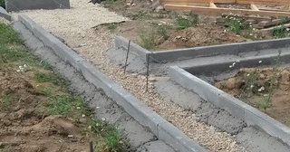 Установка бордюров для плитки в Гае в октябре