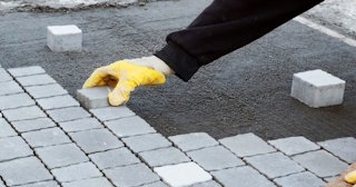 Монтаж тротуарной плитки на даче в Гае в октябре