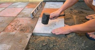 Укладка тротуарной плитки на основание в Гае в октябре