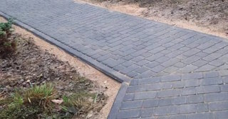 Укладка тротуарной плитки на основание в Гае в октябре