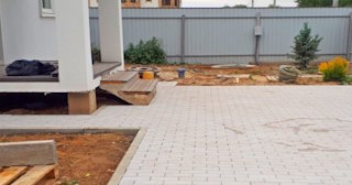 Укладка тротуарной плитки во дворе в Гае в октябре