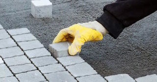 Укладка тротуарной плитки 50 на 50 в Гае в октябре
