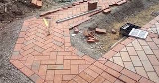 Укладка тротуарной плитки в Гае в октябре