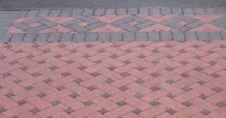 Укладка тротуарной плитки на старое бетонное основание в Гае в октябре