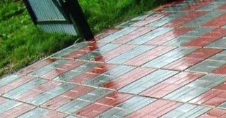 Профессиональная укладка цементной тротуарной плитки в Гае в октябре