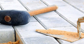 Профессиональная укладка тротуарной брусчатки в Гае в октябре