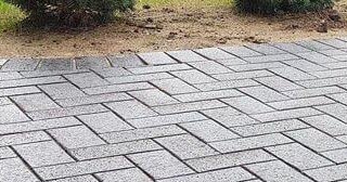 Укладка брусчатки на тротуарах в Гае в октябре
