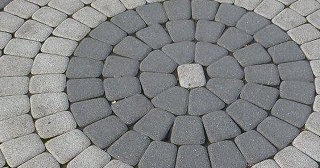 Профессиональная укладка клинкерной брусчатки в Гае в октябре