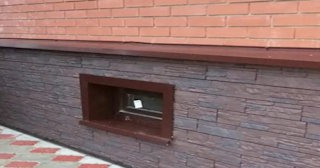 Облицовка цоколя панелями под камень в Гае в октябре