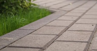 Профессиональная укладка тротуарных дорожек в Гае в октябре